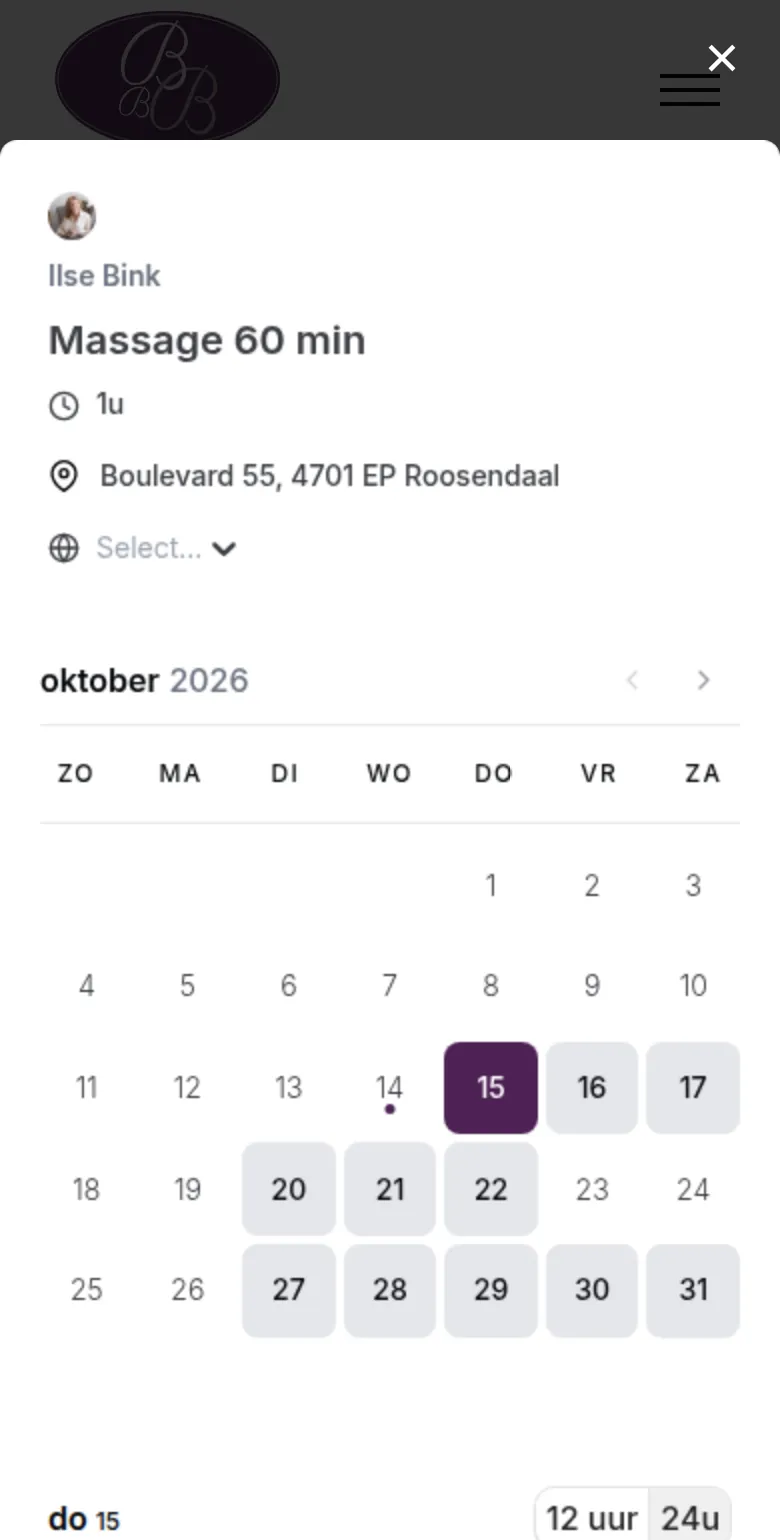 Op een telefoon: het venster dat opent na Kies een tijd, met de behandeling Massage 60 min, het adres in Roosendaal en een maandkalender van oktober 2026.