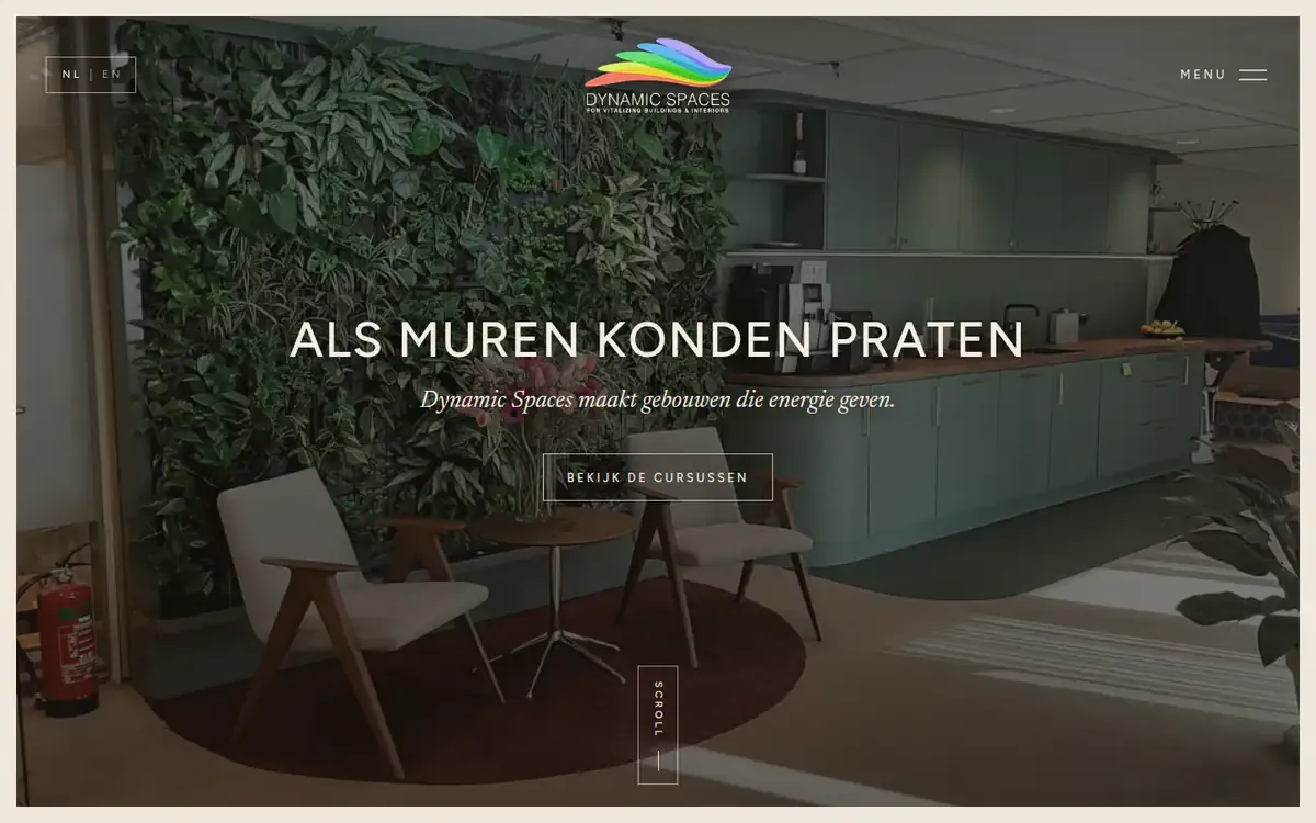 De bovenkant van de nieuwe homepage van Dynamic Spaces: de kop &lsquo;Als muren konden praten&rsquo; op een foto van een kantoor vol planten.