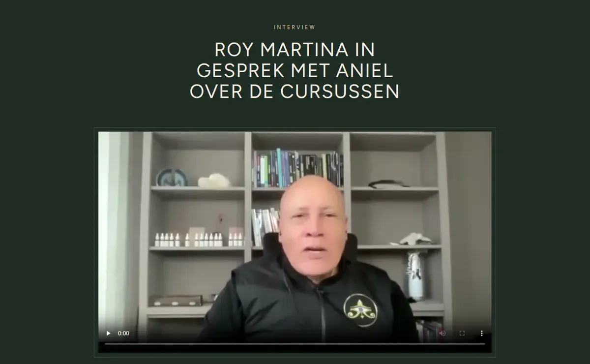 Het blok Interview op een donkere achtergrond: de kop &lsquo;Roy Martina in gesprek met Aniel over de cursussen&rsquo; boven een video.