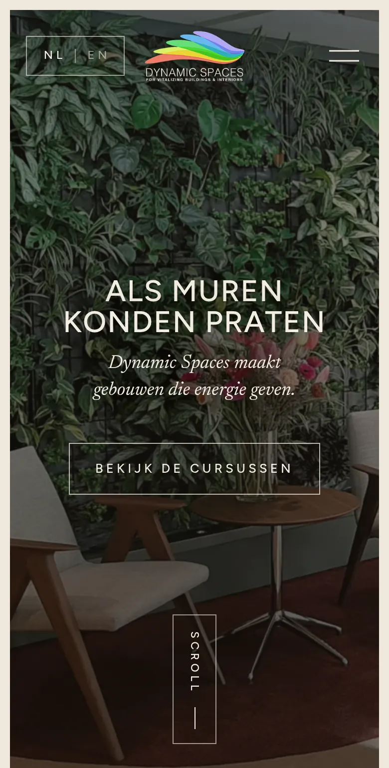 De homepage van dynamicspaces.nl op een telefoon: bovenaan de taalkeuze NL en EN, daaronder de kop ‘Als muren konden praten’ op een wand vol planten.
