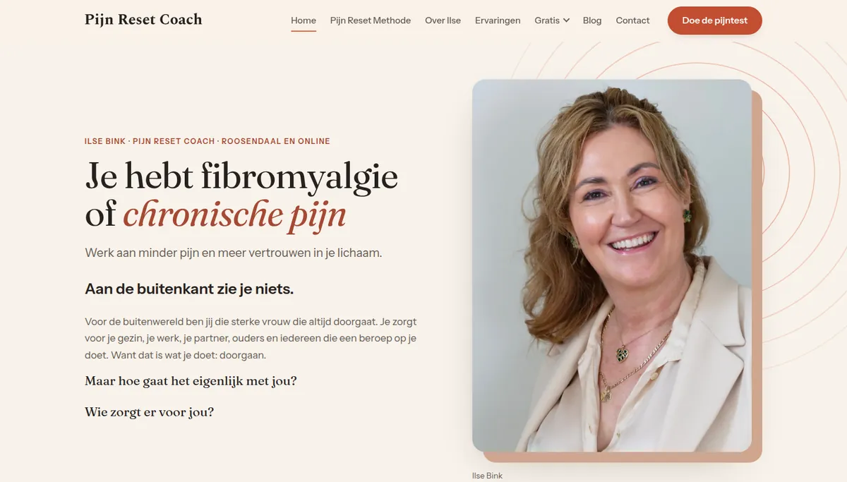 De nieuwe homepage van pijnresetcoach.nl: de kop &lsquo;Je hebt fibromyalgie of chronische pijn&rsquo; naast een groot portret van Ilse Bink.