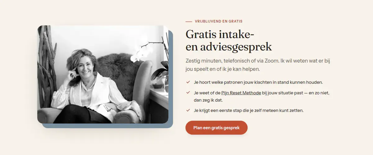 Het blok over het gratis intake- en adviesgesprek: een zwart-witfoto van Ilse in een fauteuil naast drie punten en de knop Plan een gratis gesprek.