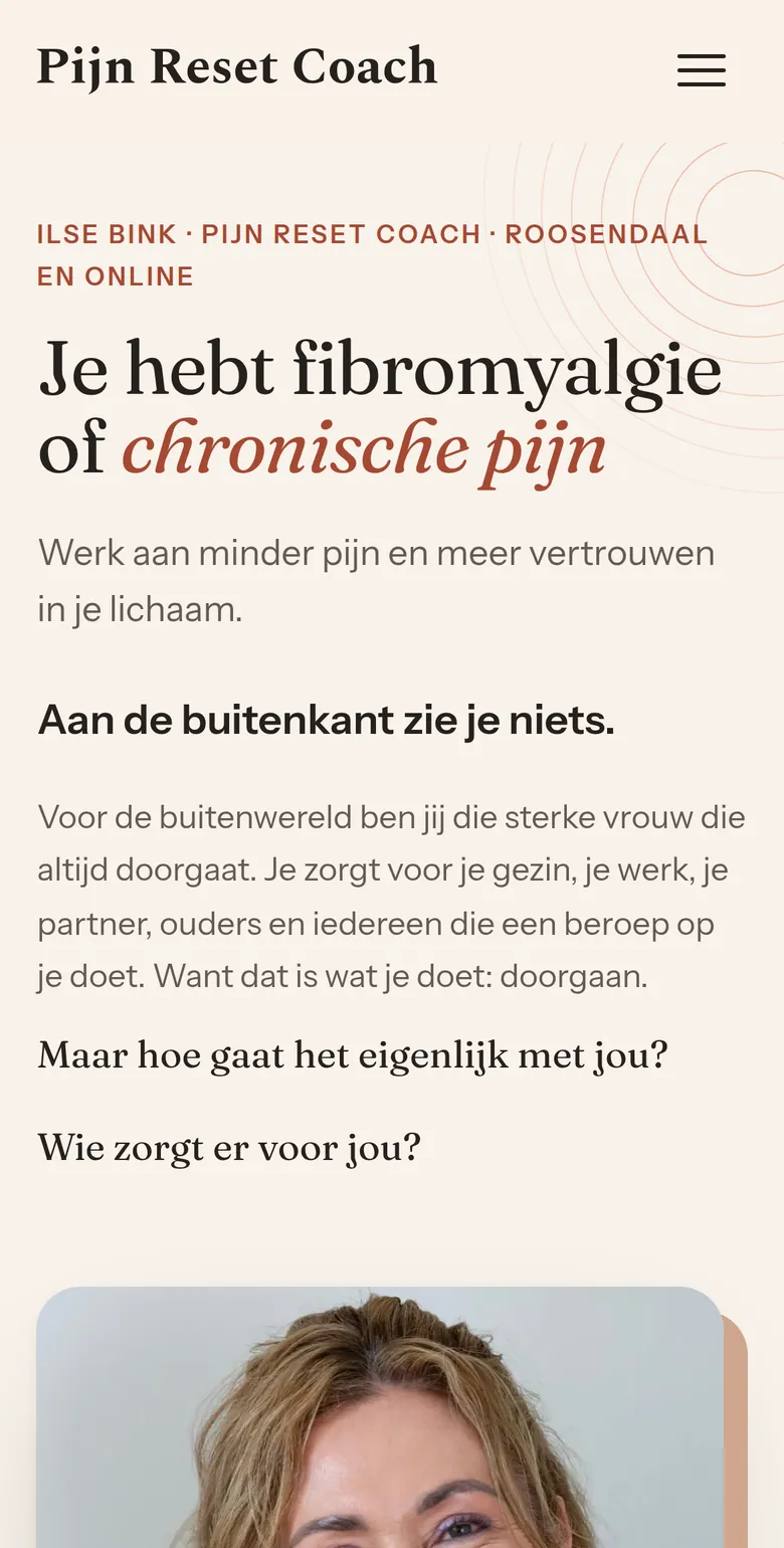 De homepage van pijnresetcoach.nl op een telefoon: kop, korte inleiding en het begin van het portret van Ilse.