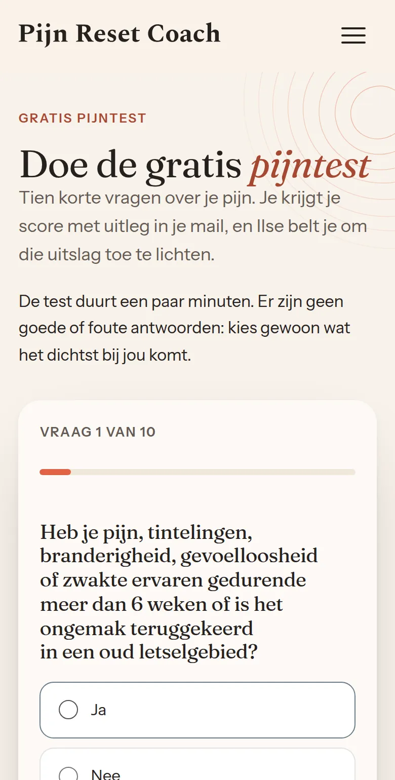 De pijntest op een telefoon: de kop ‘Doe de gratis pijntest’, een korte uitleg en vraag 1 van 10 met de antwoorden Ja en Nee.