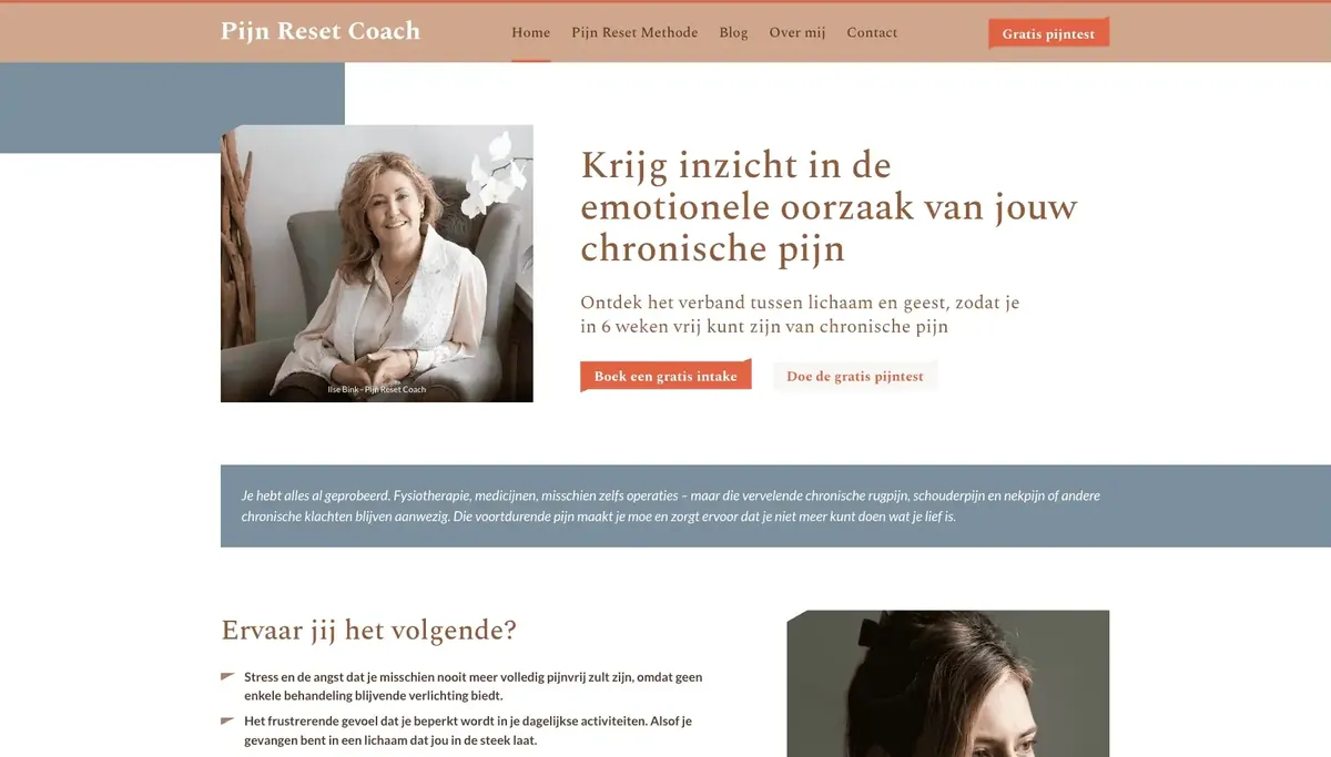 De vorige homepage van Pijn Reset Coach: een foto van Ilse Bink in een fauteuil naast de kop &lsquo;Krijg inzicht in de emotionele oorzaak van jouw chronische pijn&rsquo;, met daaronder een blauwe tekstbalk.