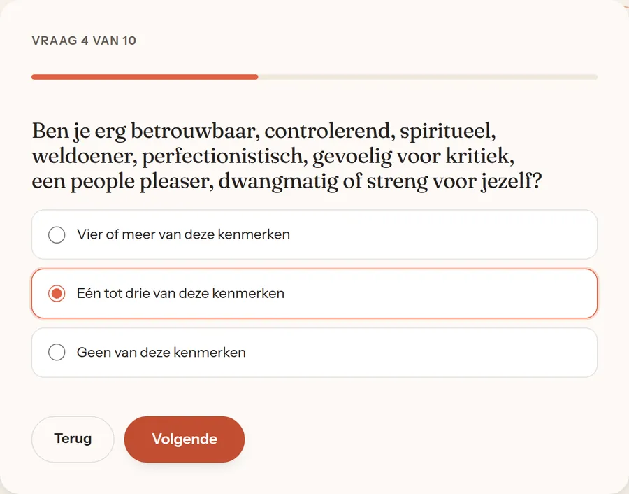 Pijntest, vraag 4 van 10: een gekozen antwoord is oranje omlijnd, met de knoppen Terug en Volgende.