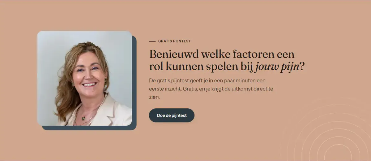 Het blok over de gratis pijntest op de homepage: een portret van Ilse naast de kop &lsquo;Benieuwd welke factoren een rol kunnen spelen bij jouw pijn?&rsquo; en de knop Doe de pijntest.