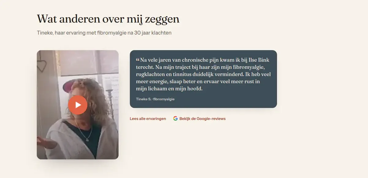 Het blok &lsquo;Wat anderen over mij zeggen&rsquo;: een video van een cli&euml;nt met een afspeelknop, naast haar ervaring in tekst.